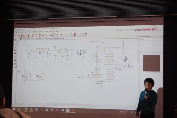 成果報告会で、会社に納品した回路図について説明しました