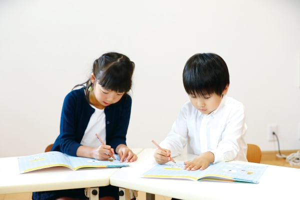 素早く、数多くのアイデアを引き出す力を鍛える取り組みです。さらに、子供の発想を広げる「ダ・ヴィンチ・マップ」を使い、アイデアをまとめる力も育てます。