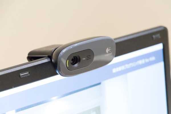 お子さんの入退室管理はシステムで行われます。教室のカードをかざすと「入室」の記録とお子さんの写真が登録したメールアドレスに届くしくみ。