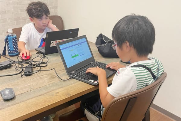 学校以外の友達もでき、お互いのプログラムを見せ合ったり、教えあったりすることもできます。