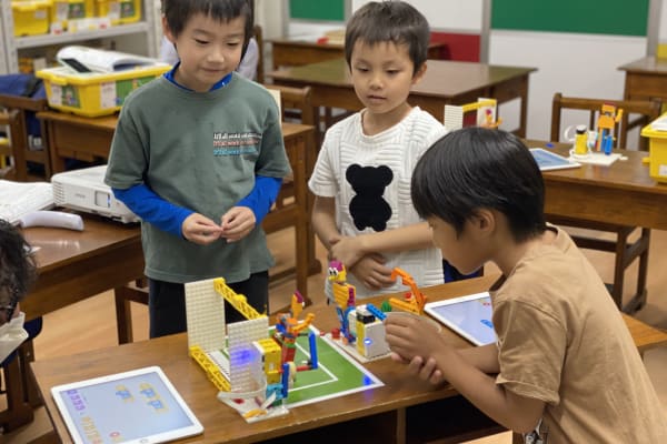 Kicksコースの授業の様子。作品やプログラムに改良を加え、試行錯誤を繰り返しながら、理解を深めます。