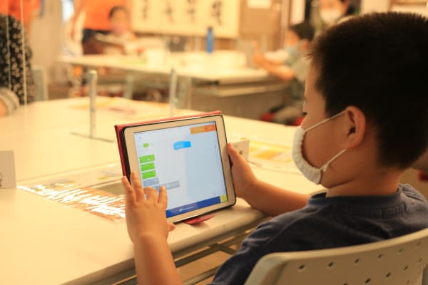 ipadを触る様子も様になってきています。