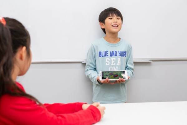 自分の作品をみんなの前でプレゼンします。