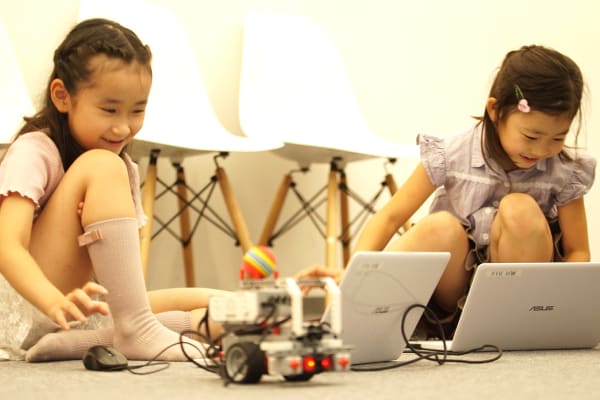 友だちとロボットを通じてコミュニケーション能力も育みます（撮影：2020年7月）