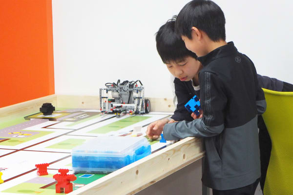 チームを組んで大会に向けてミーティング