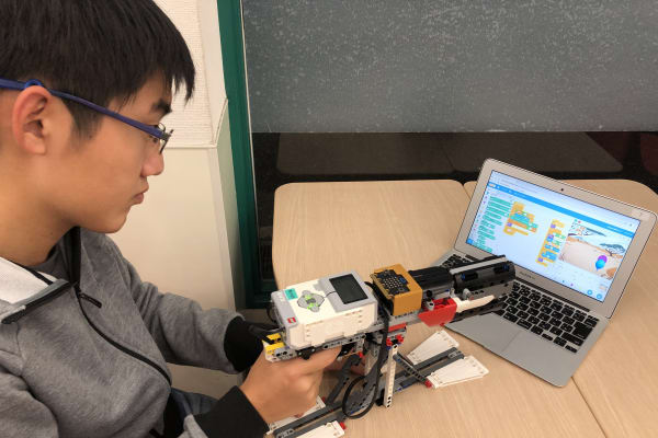 生徒による自由制作（EV3にmicro:bitを組み込みScratchで動かすシューティングゲーム）（撮影：2019年10月）