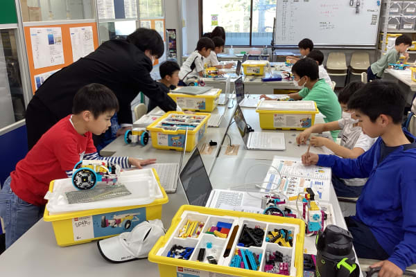 授業を行う先生はお子さまに寄り添ったアドバイスができるよう、日々研鑽を続けています。