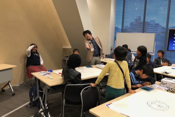 ドローンをTAKEOFFしている風景