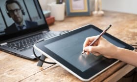 オンライン授業には、ペンタブレットで手書きコミュニケーションのロゴ