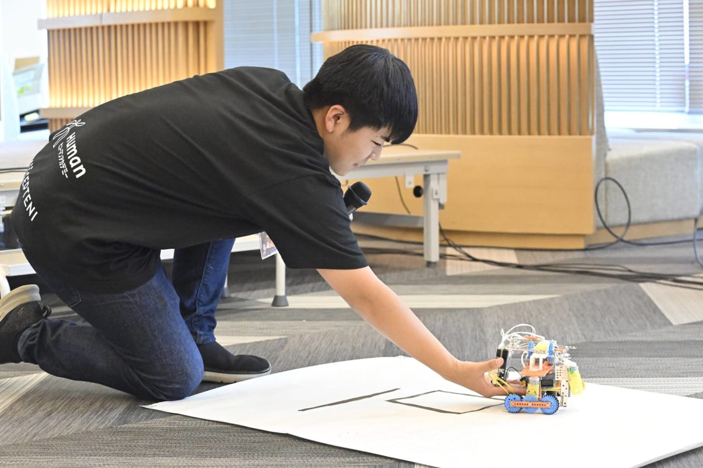 クリエイティブロボティクスコンテスト2025テーマパフォーマンスでロボットの動作がうまくいかないが頑張る参加者