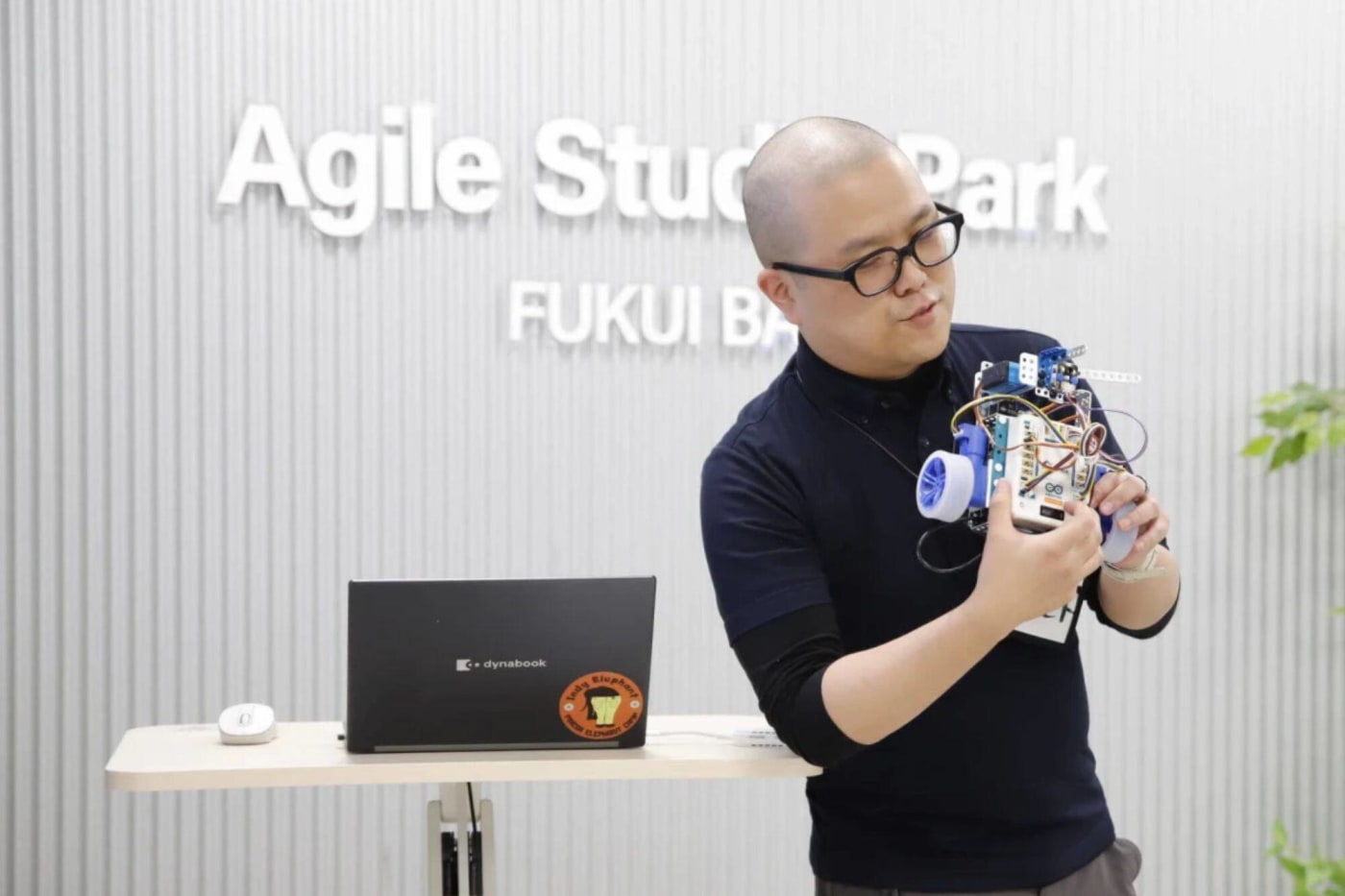 MATRIX MINI R4を紹介している様子
