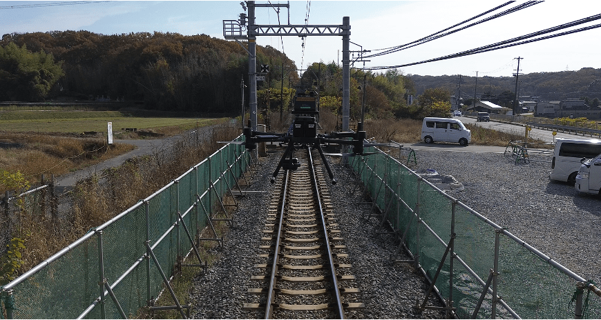 鉄道現場にて飛行するドローン