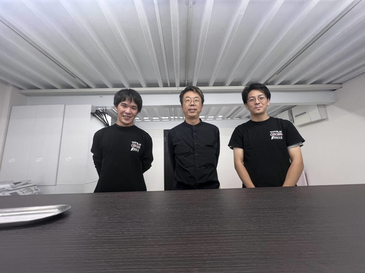 大阪梅田近くのドローンを飛ばせる屋内飛行場フライトベースのスタッフと代表