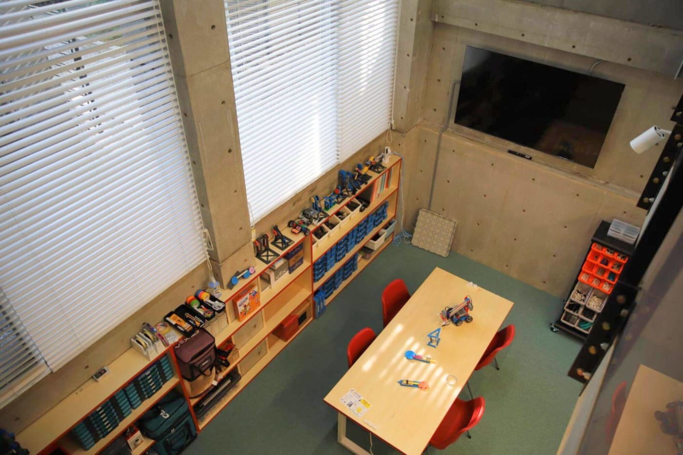 FIVE by DOHSCHOOL吹き抜けから見下ろした様子