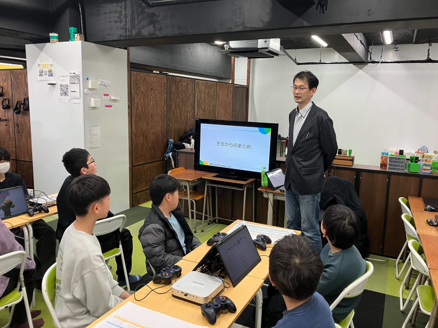 参加者の前で話す中村教授