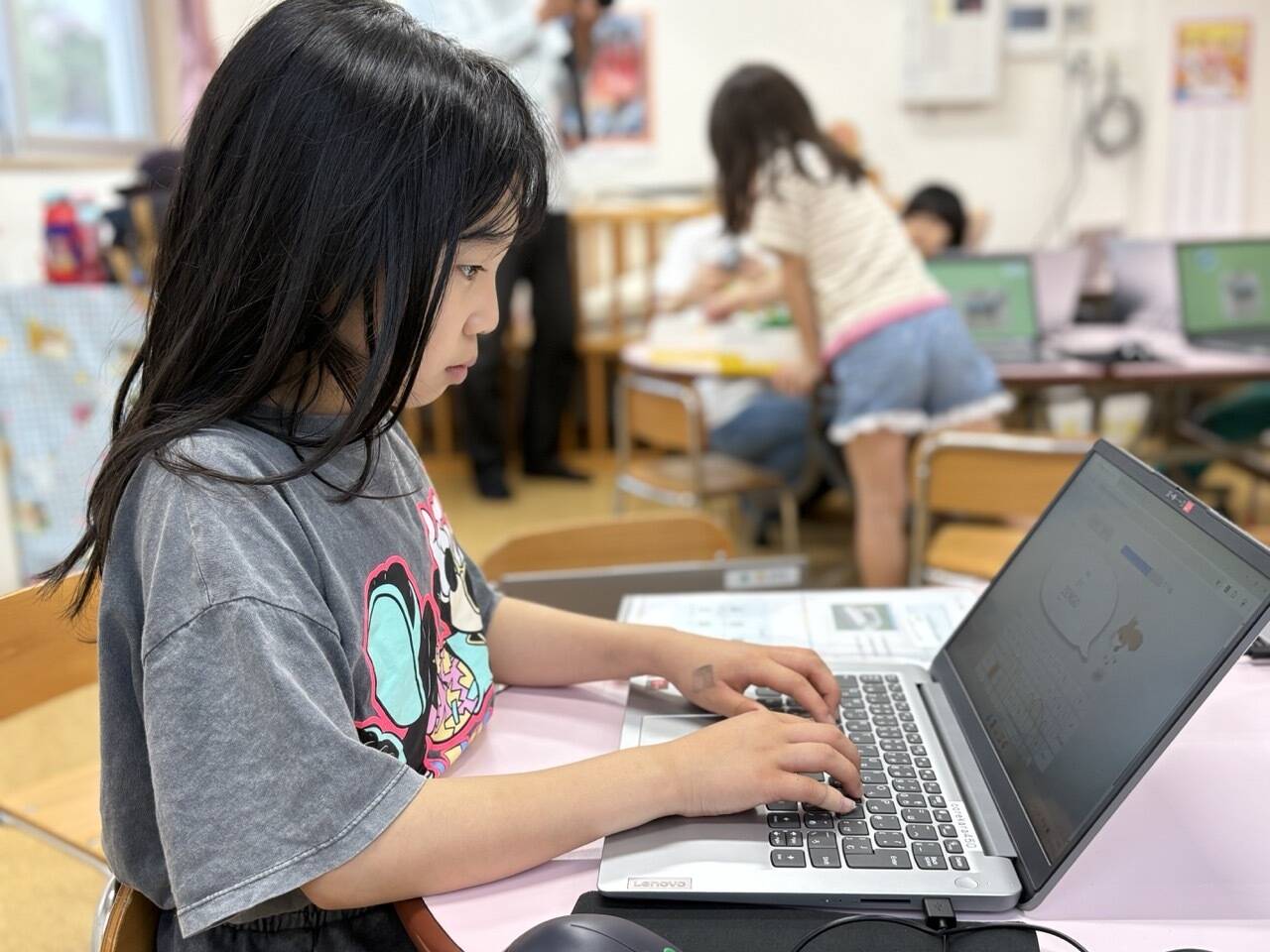 女の子が真剣な表情でパソコンに向かっている