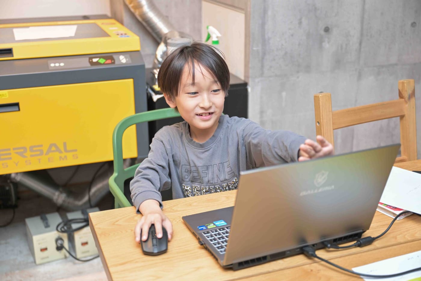 パソコンでゲームをプログラミングする小学生の男の子