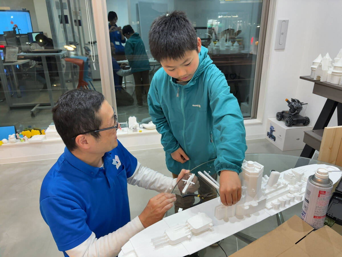 デザインを3Dプリンターで形にして楽しむ様子