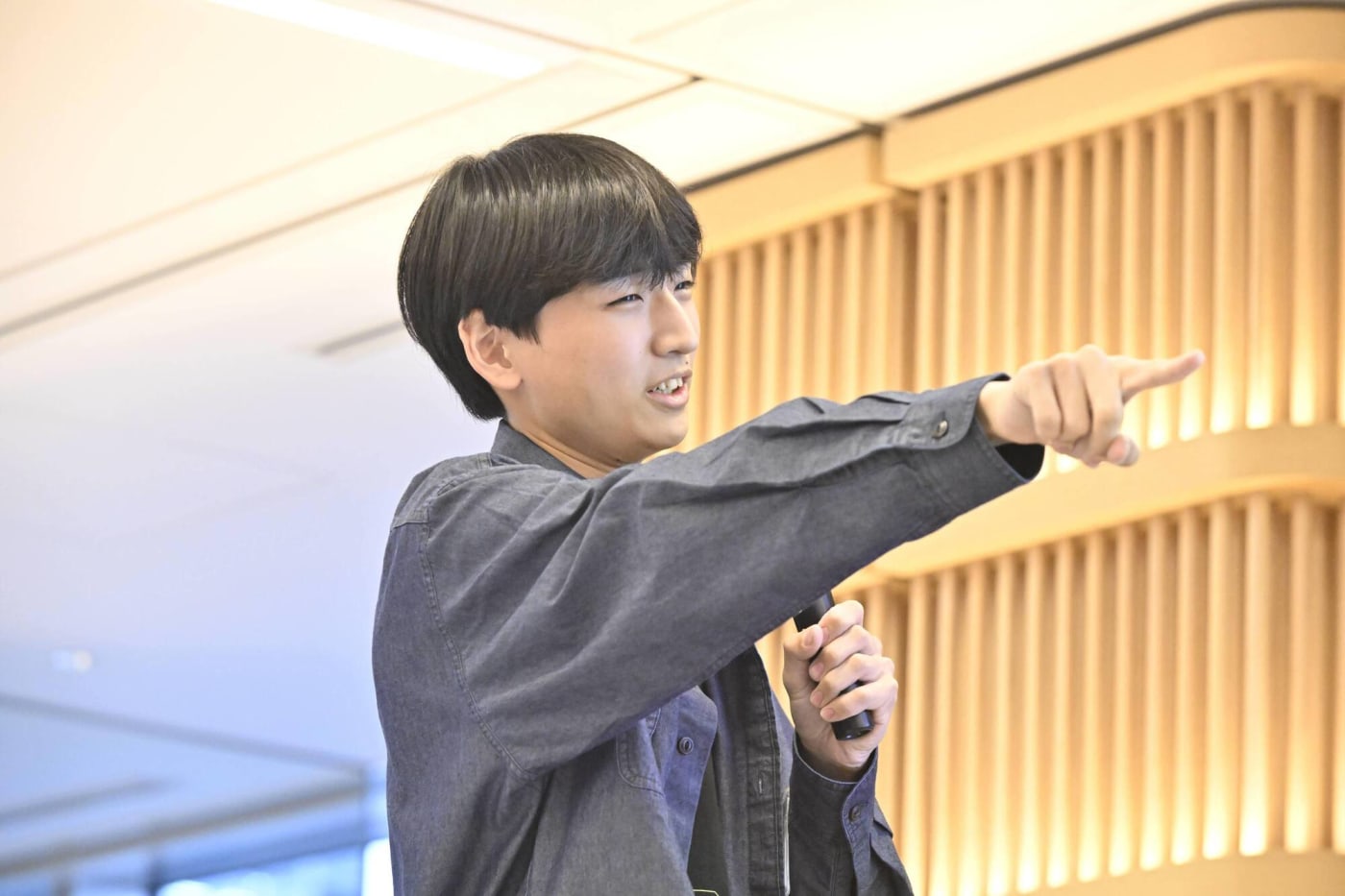 クリエイティブロボティクスコンテスト2025テーマパフォーマンスで熱のこもったプレゼンをする選手