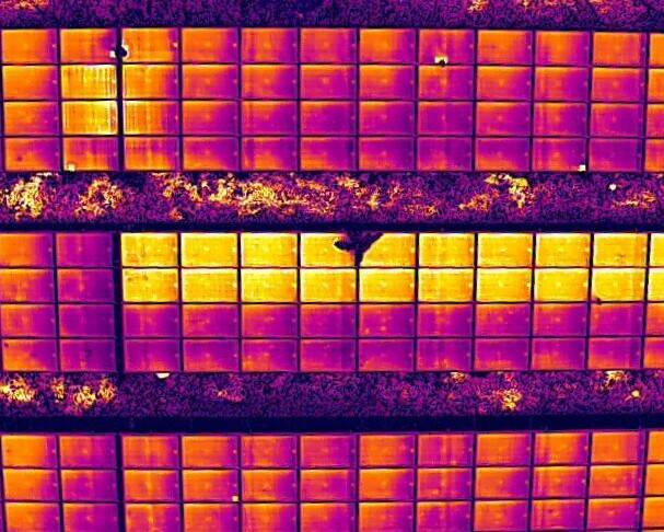 ドローンによる太陽光パネル点検の赤外線点検イメージ