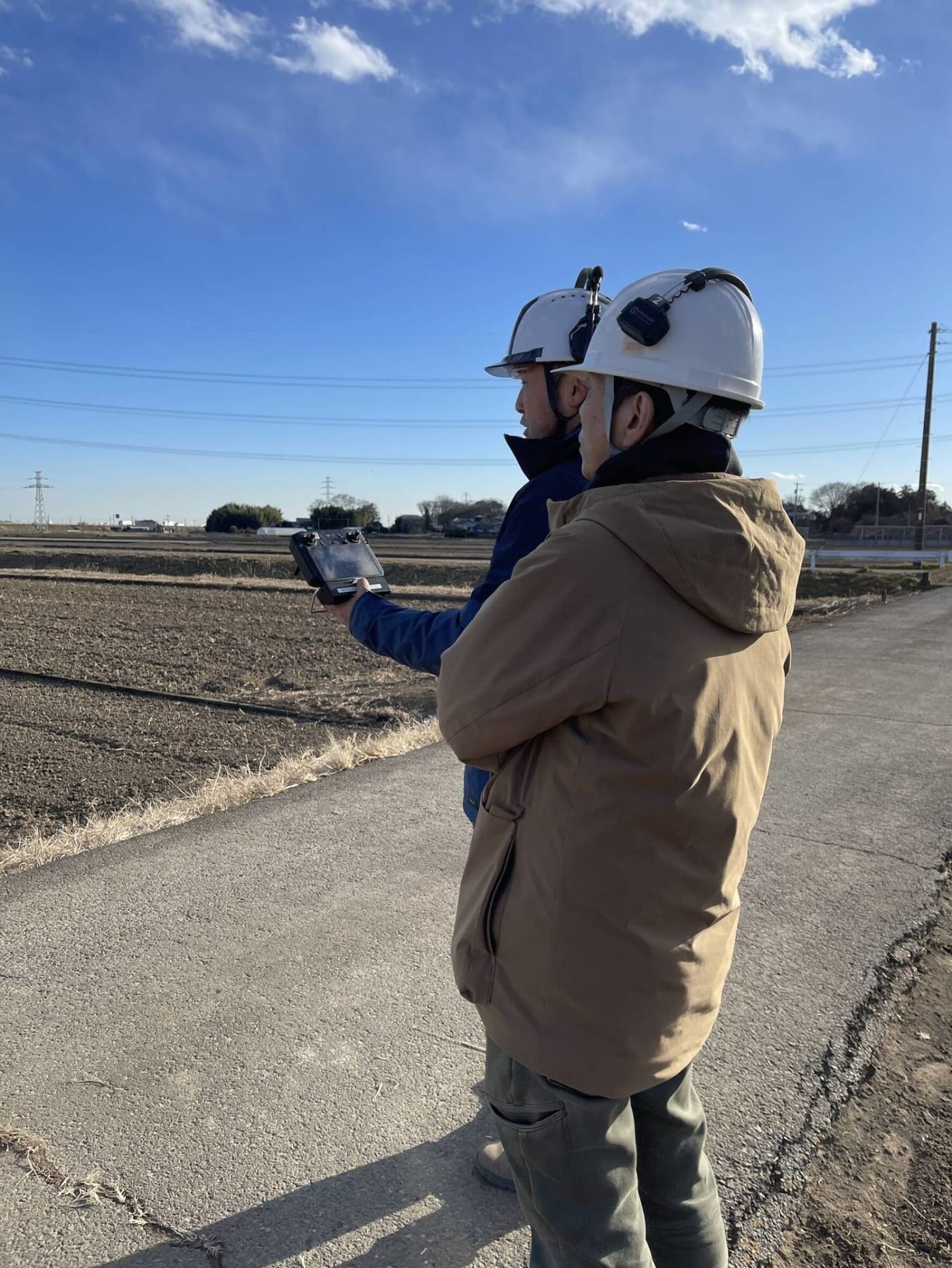 現場でドローンを確認する様子