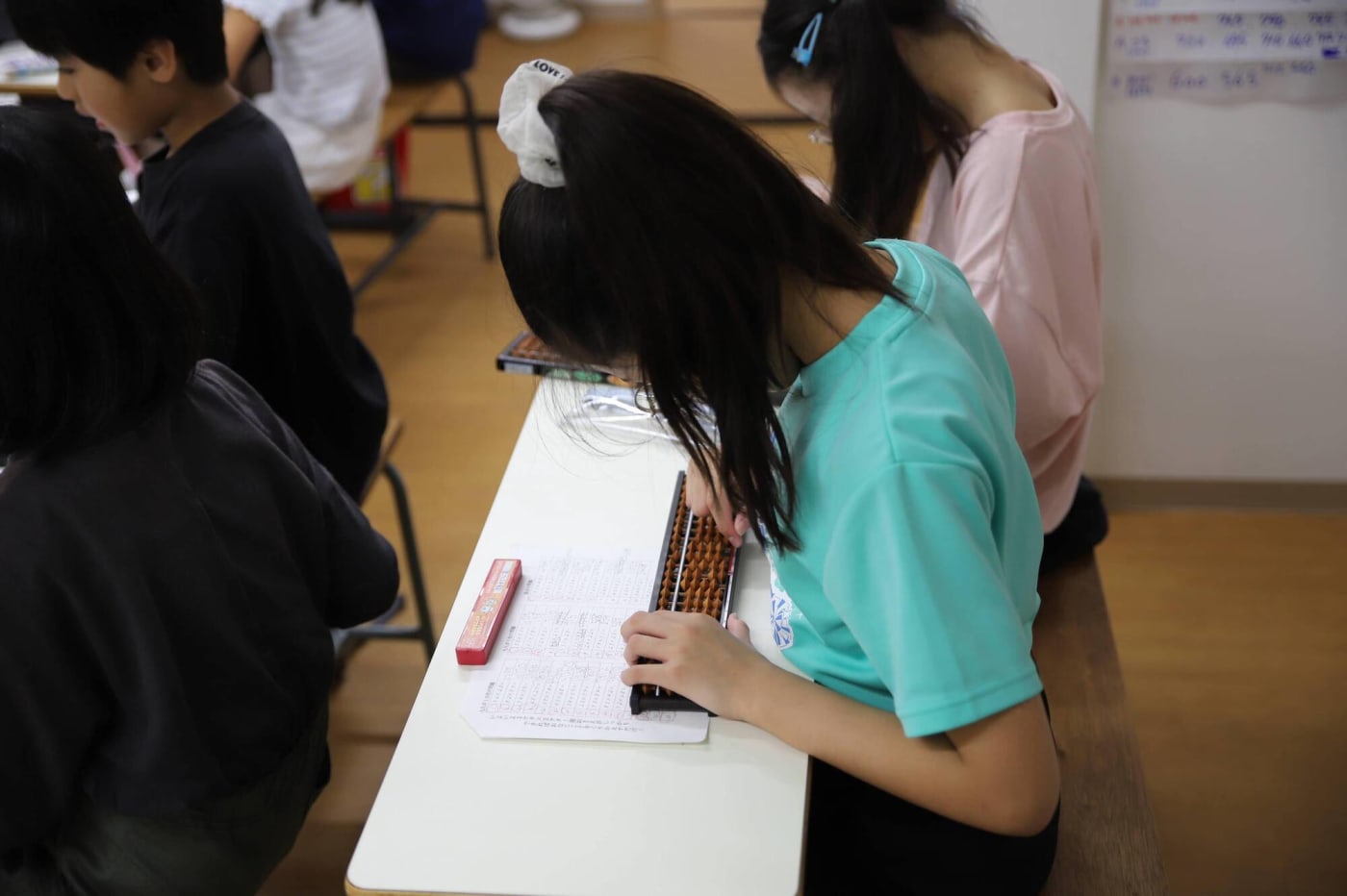 そろばん教室（豊洲）でそろばんをはじく小学生の写真