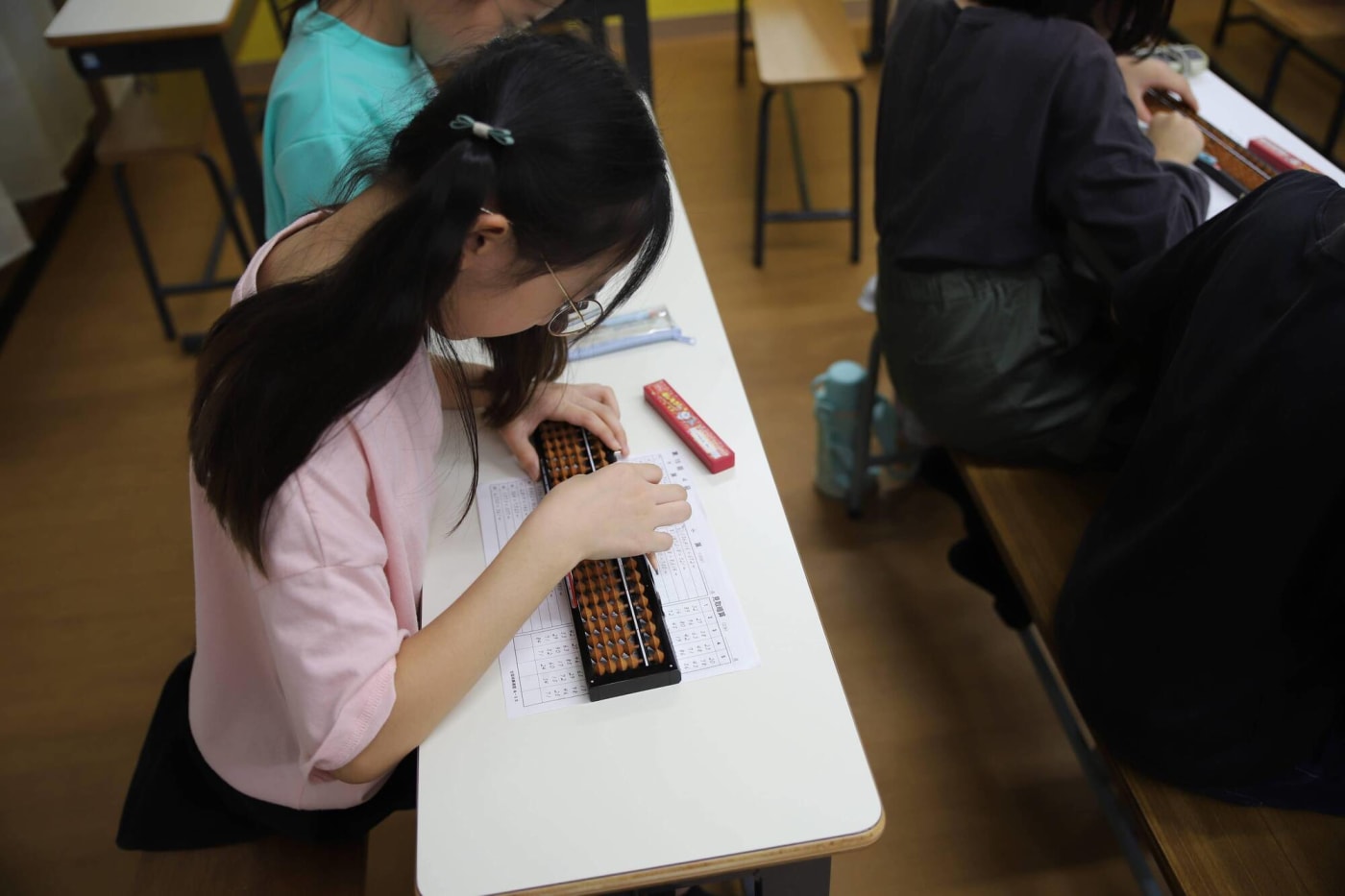 そろばん教室(豊洲)でそろばんをはじく女の子の写真