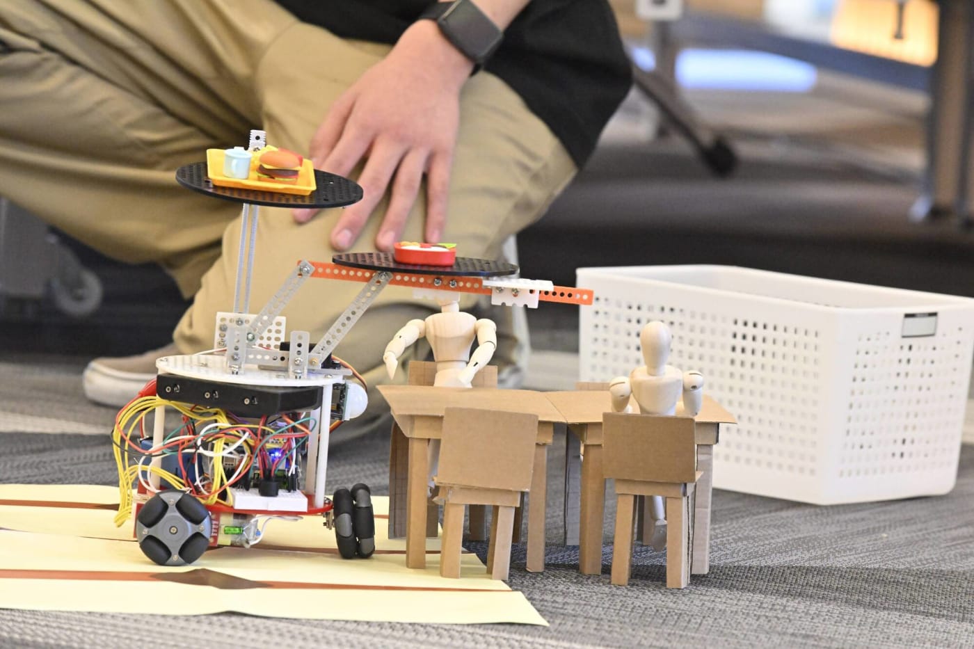 クリエイティブロボティクスコンテスト2025テーマパフォーマンスで目立った配膳ロボットの写真