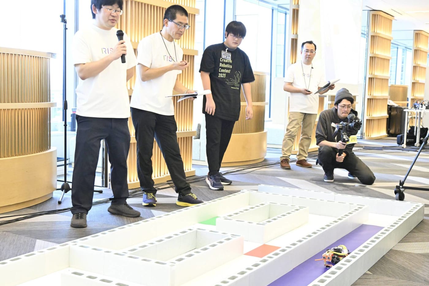 クリエイティブロボティクスコンテスト2025アタックレースでロボットを見守る選手の姿