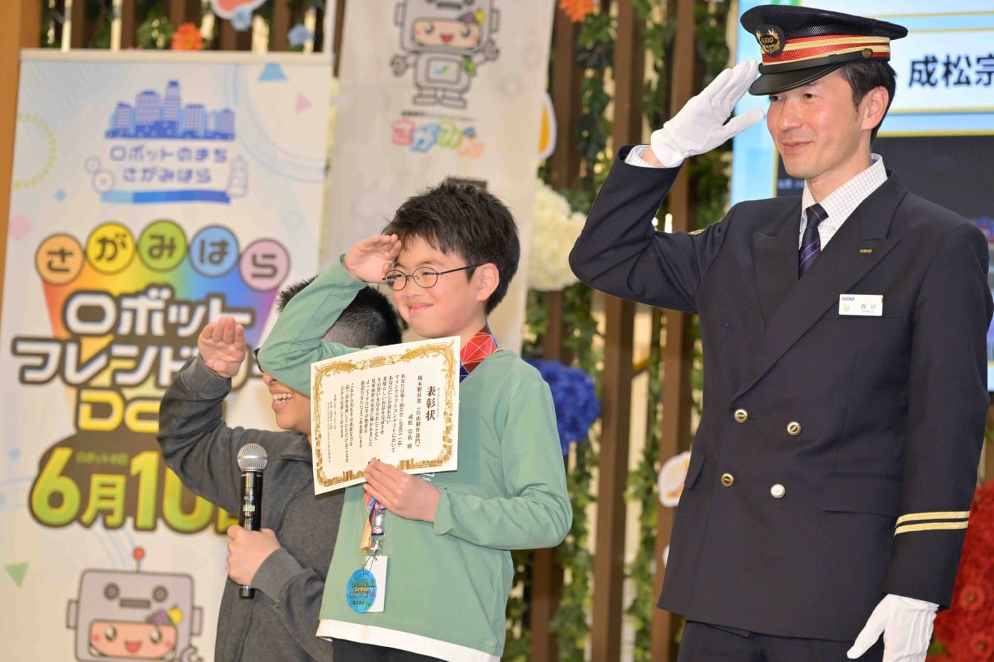 「第1回 KEIO eSPORTS LAB. マインクラフトコンテスト」表彰式で駅長さんと一緒に記念撮影