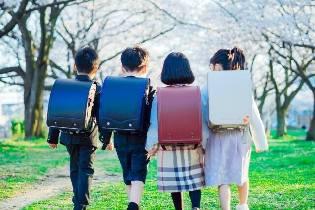 小学生の後ろ姿の写真