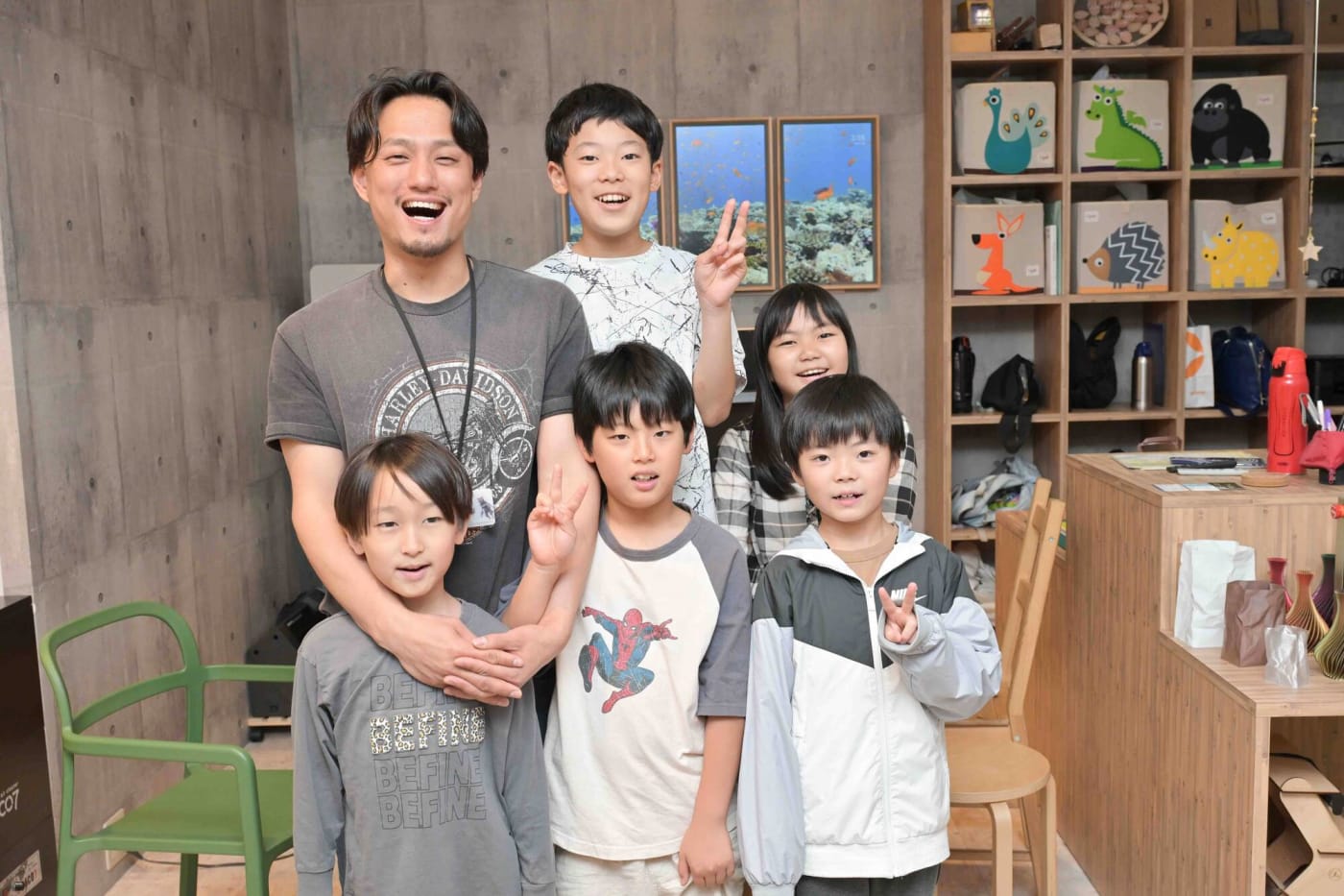 デジタルモノづくり教室リトルホッパーにて、先生と生徒の集合写真