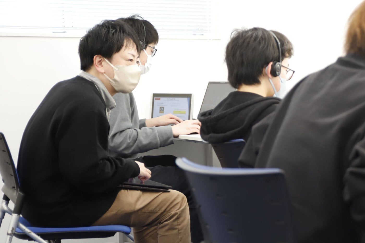 山形県山形市で人気の少人数制・個別指導のプログラミング教室「ピタゴラミン山形校」の塾長である高内 秀和さんの指導の様子