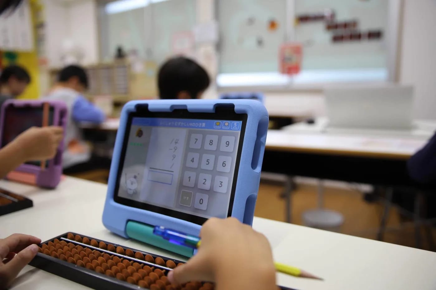 『そろばん教室』石戸珠算学園豊洲教室で使用されるタブレット