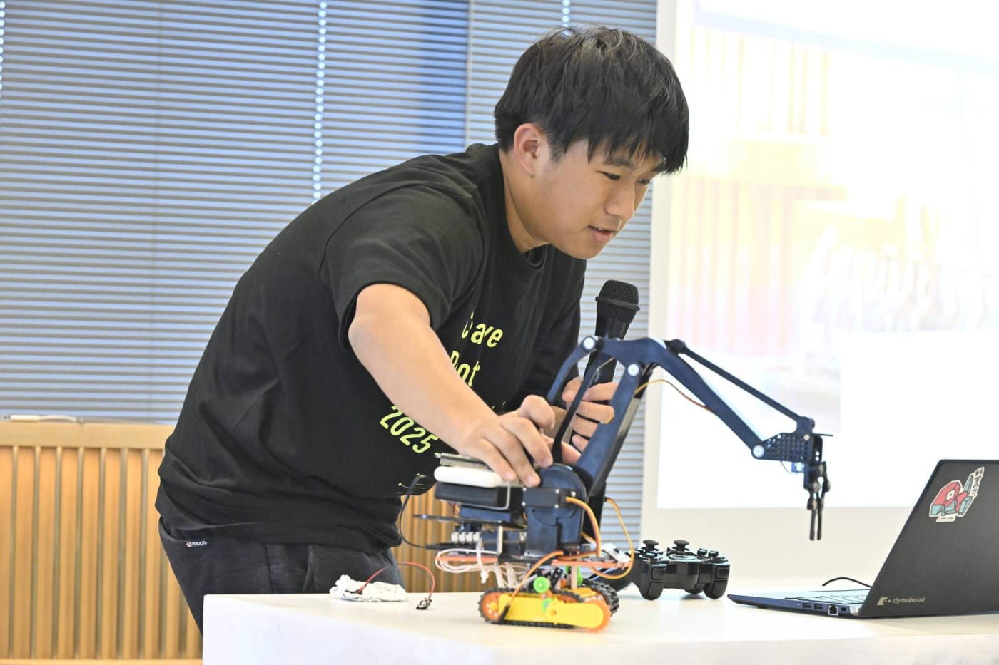 クリエイティブロボティクスコンテスト2025テーマパフォーマンスでプレゼンする参加者の姿