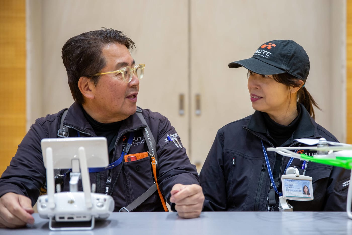 ドローンスクールAUTCの講師とスクールの様子