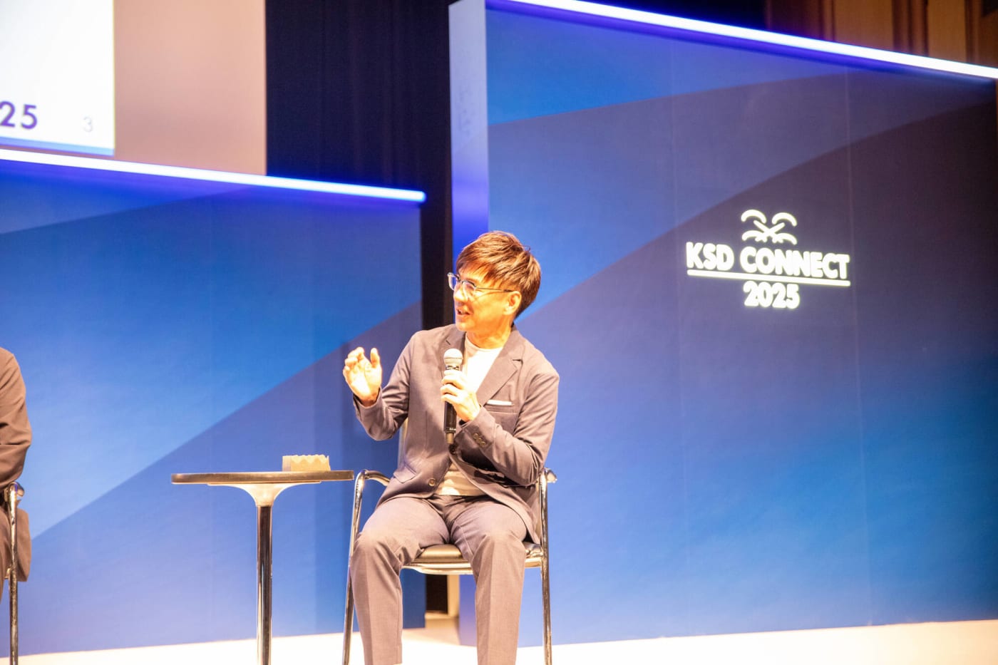 KSD CONNECTで、スマートドローンパートナーズについて説明する入柿氏