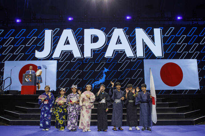 世界各国の参加者と競い合いながら、学びの視野を広げていく子ども達