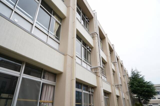小学校の校舎の写真、教科担任制についての解説