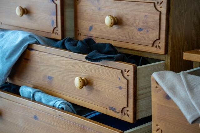 服があふれたタンスの写真