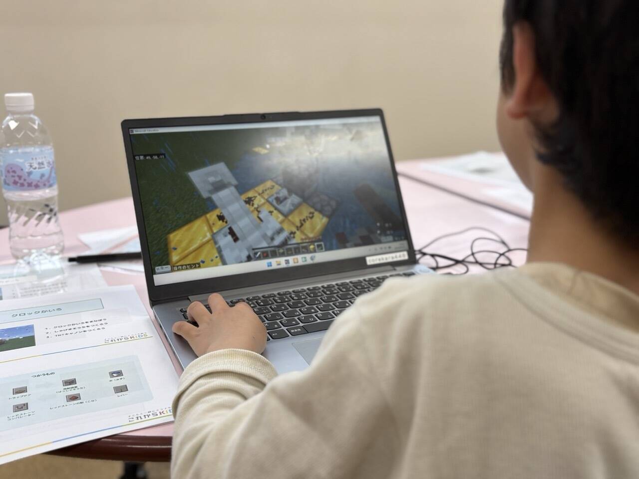 マイクラでプログラミングを学ぶ男の子
