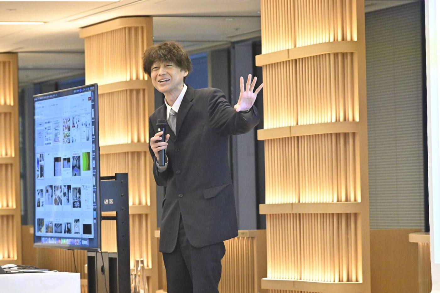 クリエイティブロボティクスコンテスト2025総評をのべる古田先生の写真