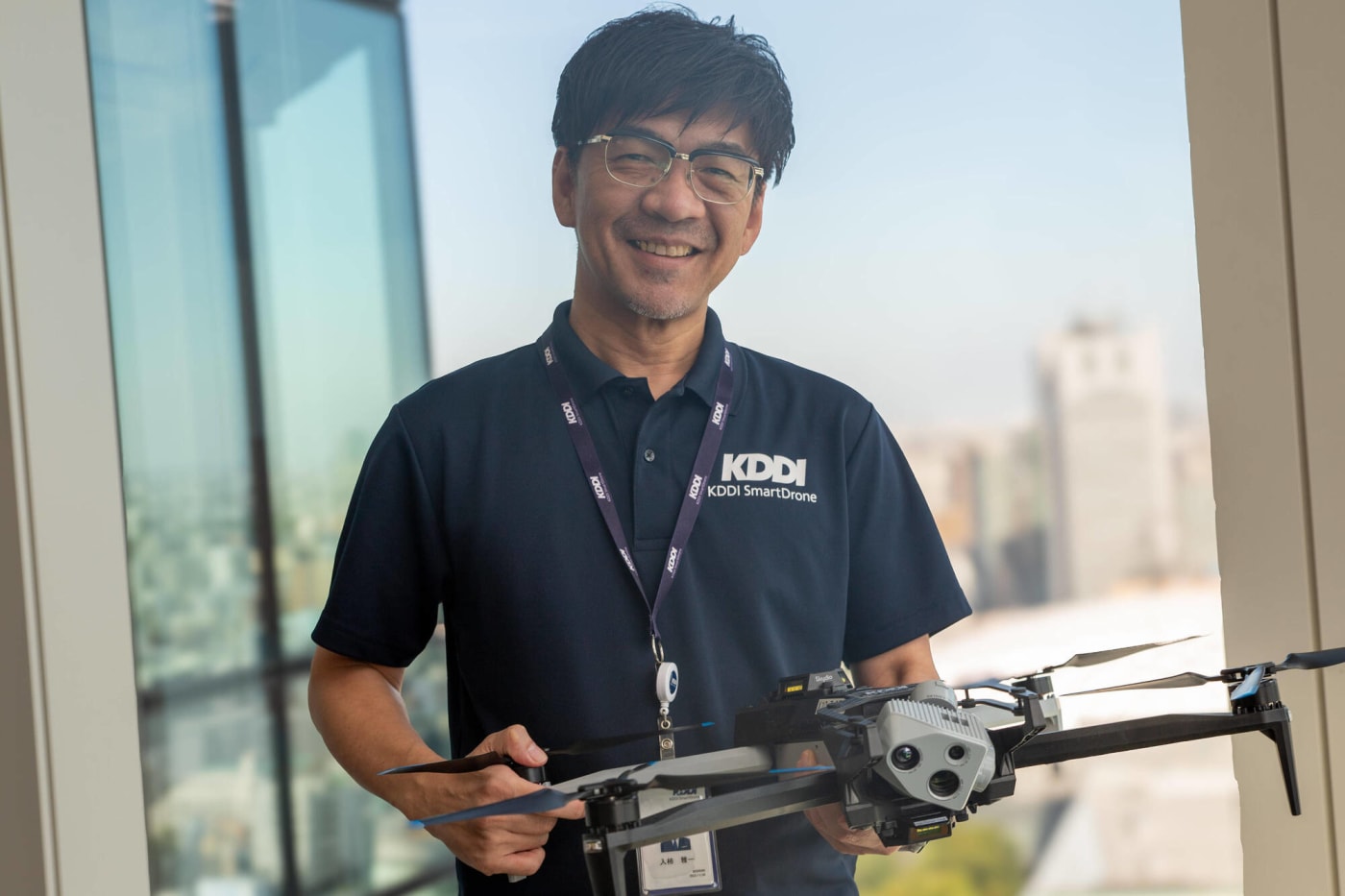KDDIスマートドローンパートナーズ　入柿部長とスカイデュオの機体の写真