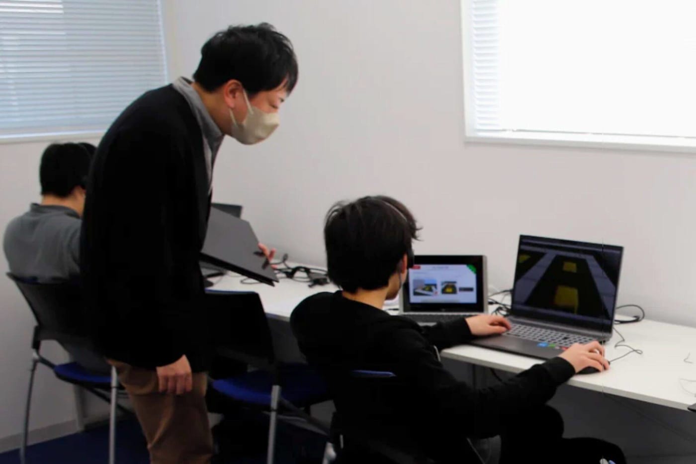 山形県山形市で人気の少人数制・個別指導のプログラミング教室「ピタゴラミン山形校」の指導の様子