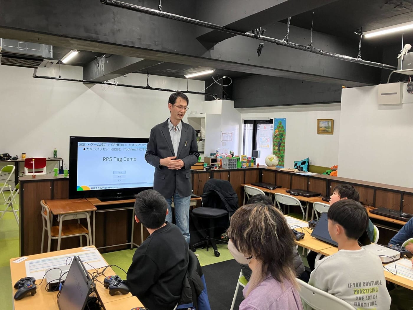 子どもたちに説明する中村教授