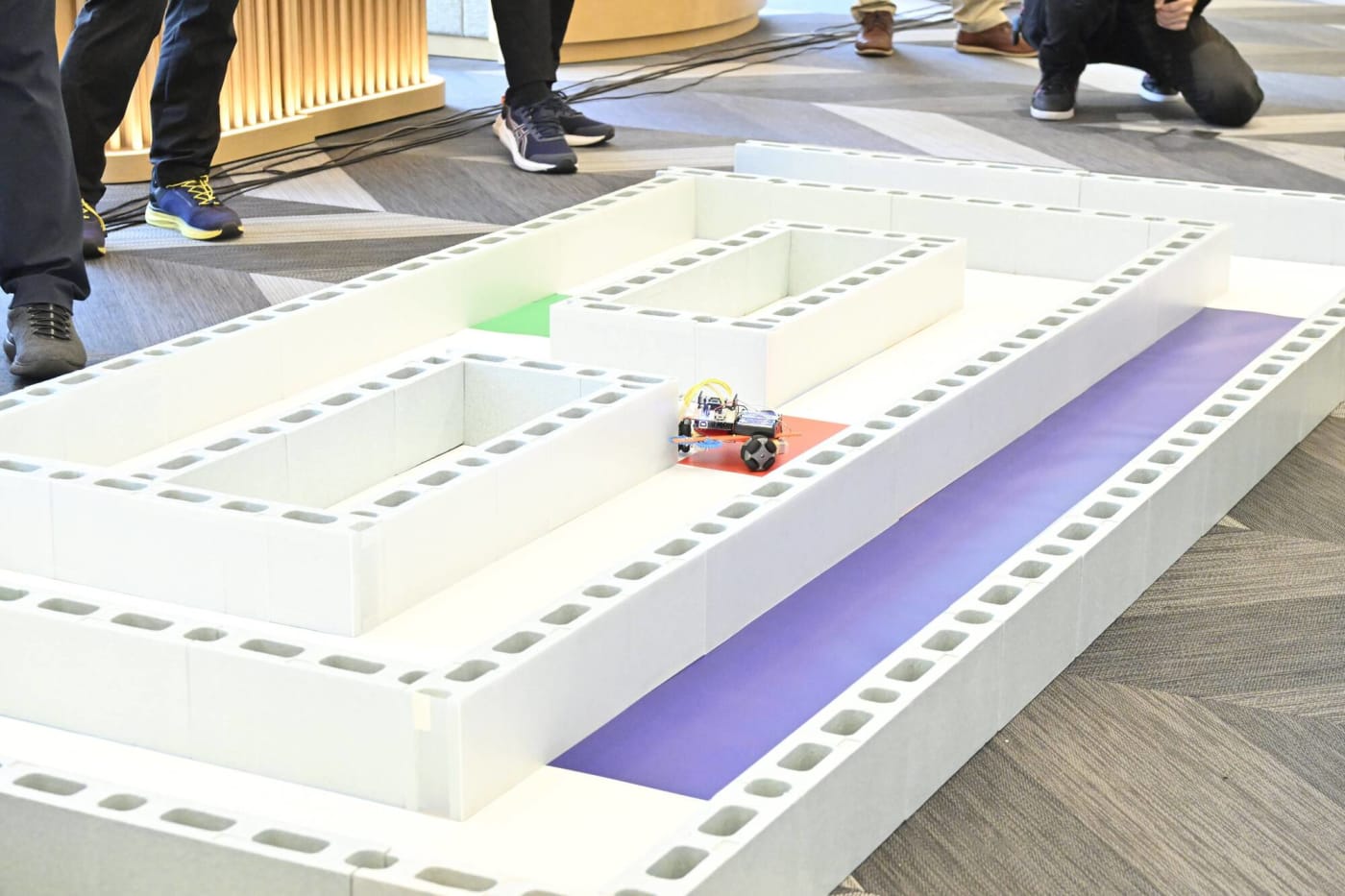 クリエイティブロボティクスコンテスト2025のアタックレースの様子
