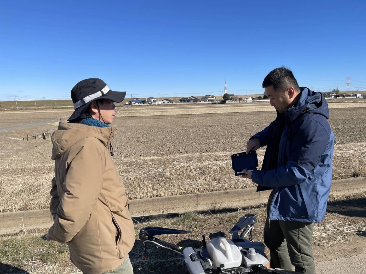 現場でドローンを確認する様子