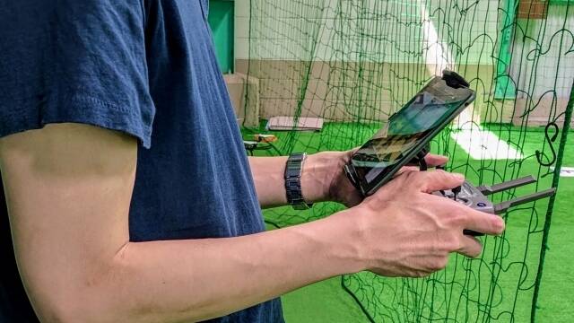 屋内練習場でのドローンスクールの様子