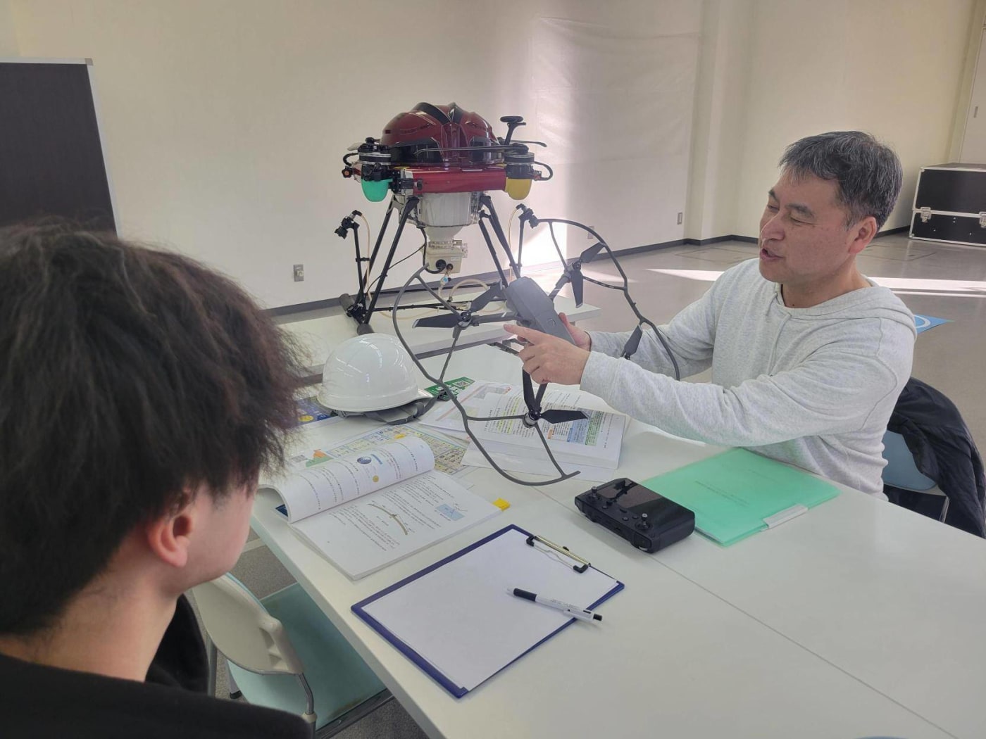 和歌山で人気のエス・ティー・ワールド ドローンスクールの講義の様子