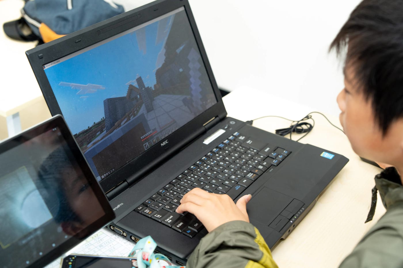 エドモンドプログラミングスクールでマイクラを行う小学生